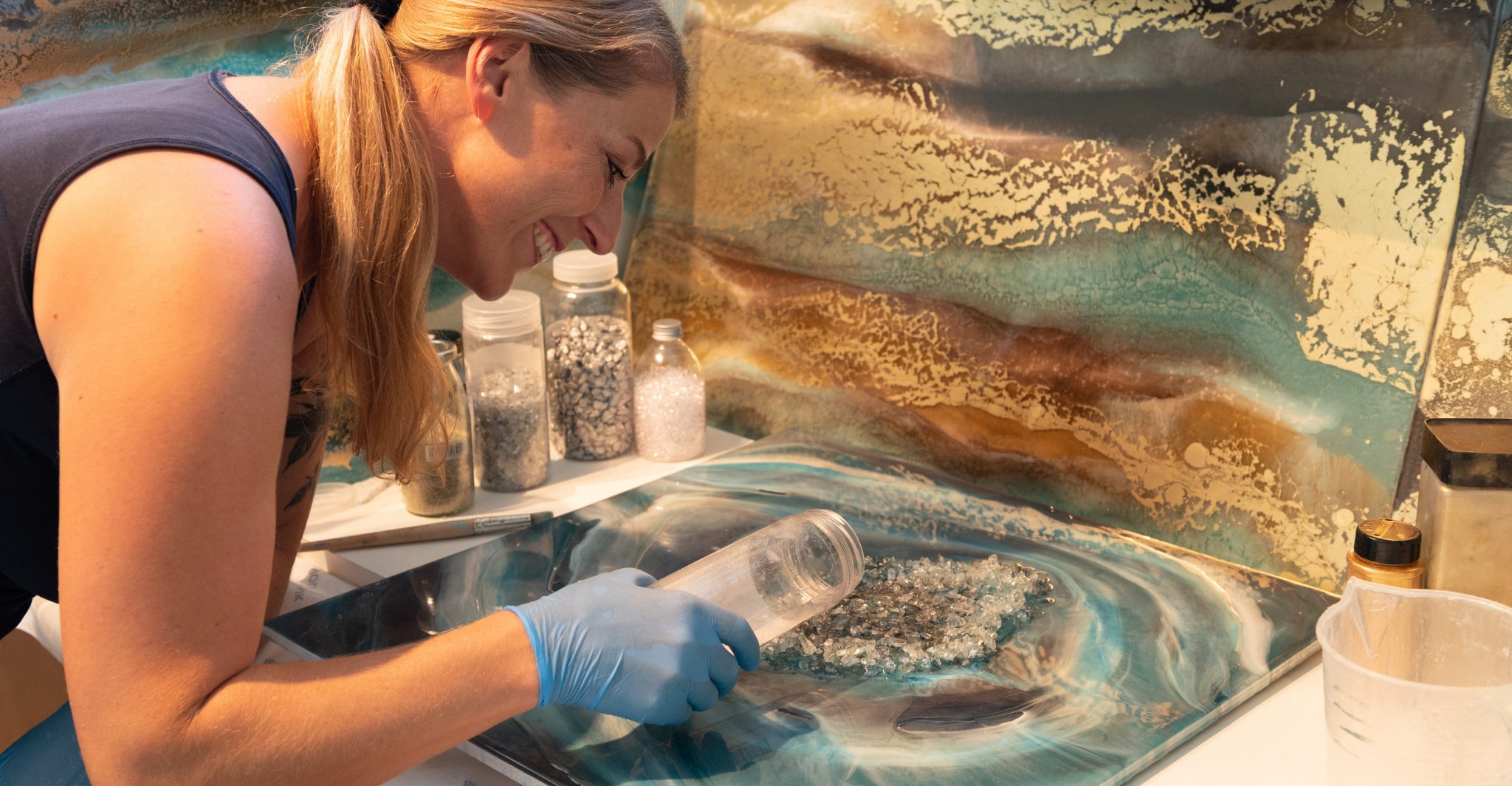 Brigitte Fröschl beim Fertigstellen eines Kunstwerks