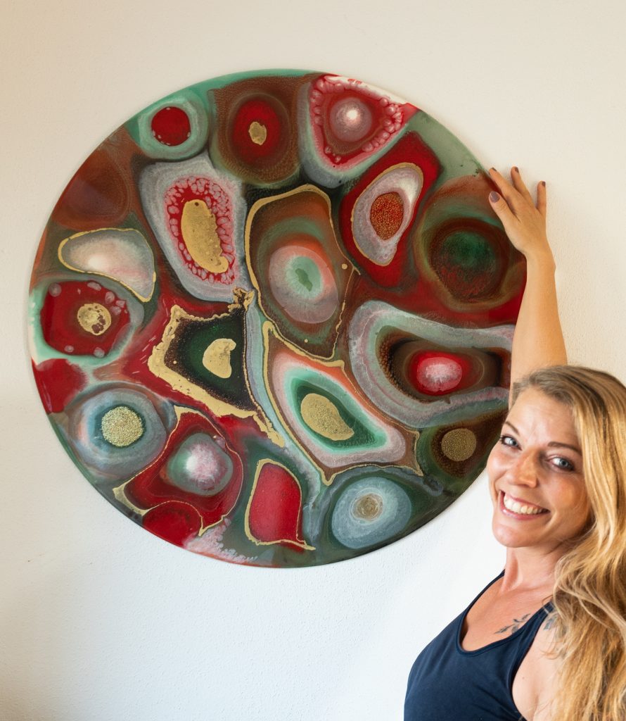 Brigitte Fröschl präsentiert rot-grünes Kunstwerk