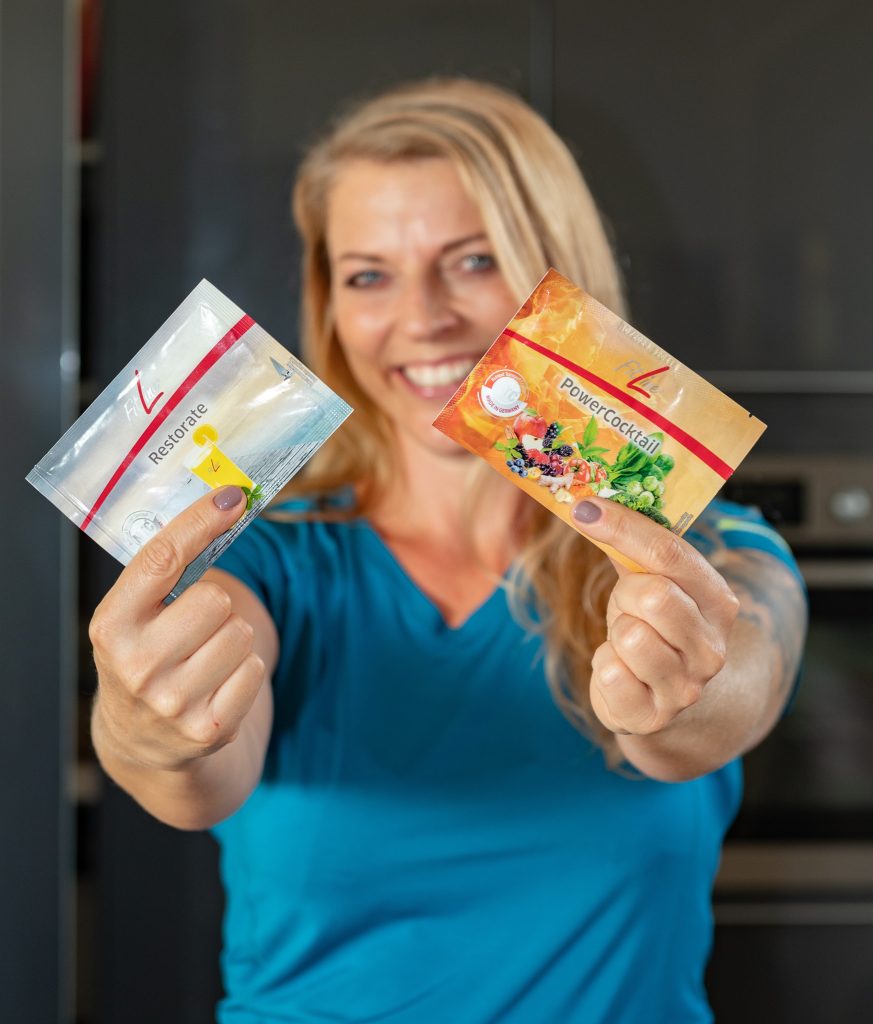Brigitte Fröschl mit Fitline Produkten in der Hand