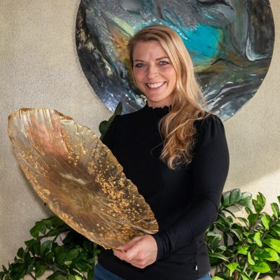 Brigitte Fröschl hält goldene Schale in der Hand