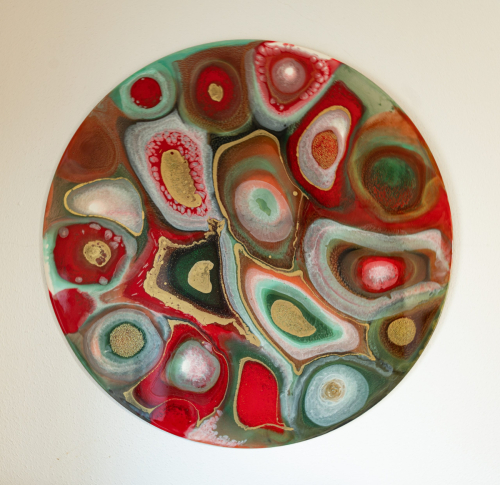 Rundes Kunstwerk mit roten Akzenten