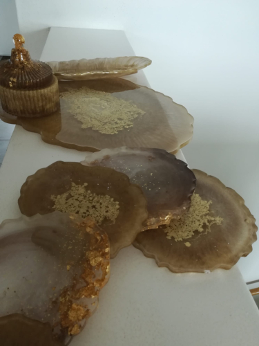 Braune Untersetzer mit goldenem Akzent