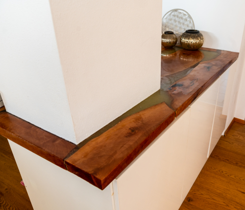 Tischplatte aus Holz mit Epoxidharzfüllung