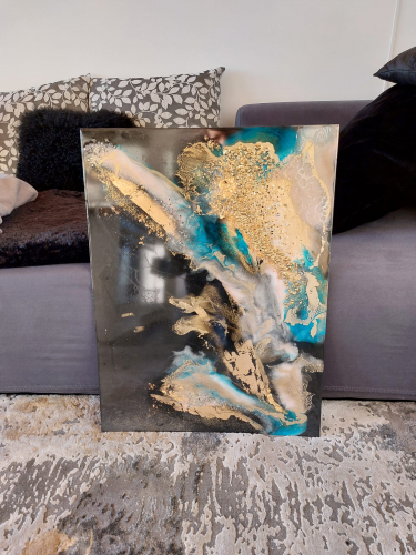 Wandpaneel in grau, weiß, blau und gold