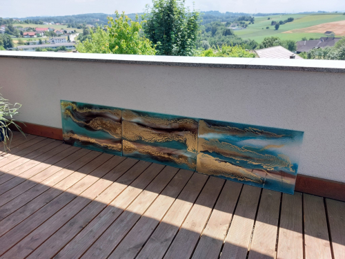 Wandpaneel in blau, gold, weiß, draußen fotografiert