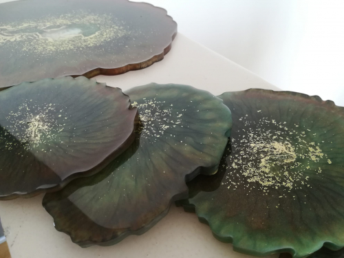 Grüne Untersetzer mit goldenem Akzent